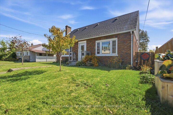 Property Photo:  93 Bay Drive  ON K8N 1B4 
