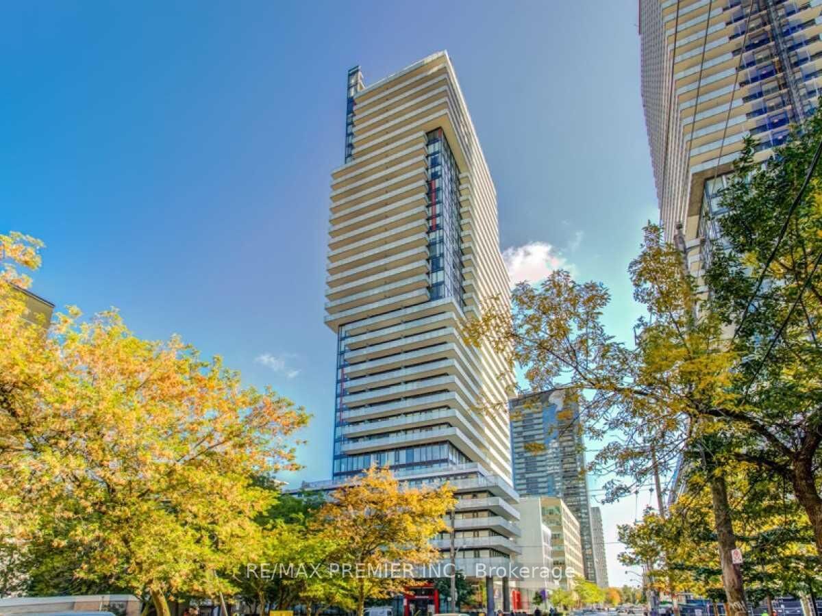 Property Photo:  185 Roehampton Avenue 3002  ON M4P 0C6 