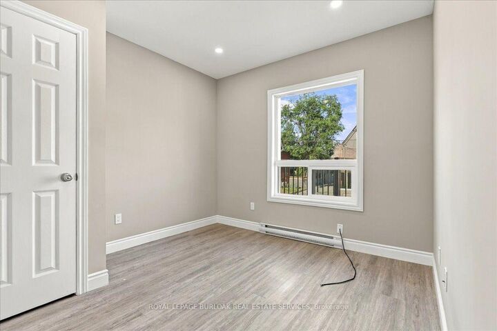 Property Photo:  17 Eby Street S Upper  ON N2G 3K6 