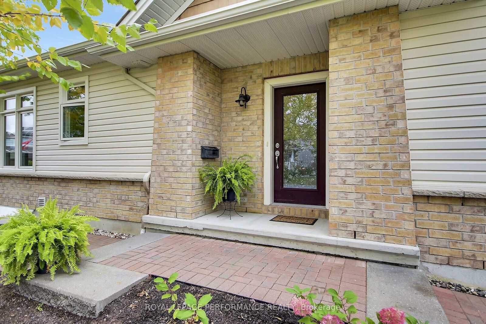 Property Photo: 522 Silverbell Crescent ON K1T 0P1