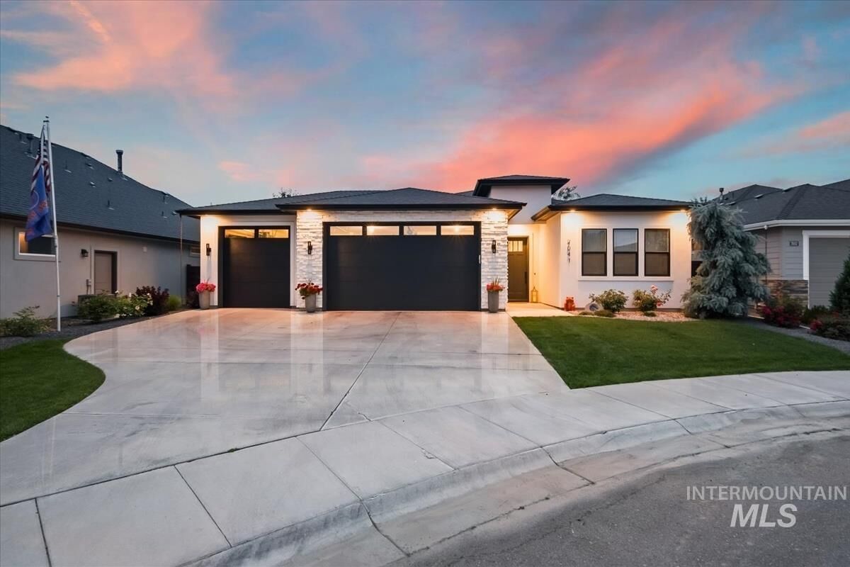 Property Photo:  7041 N Exeter Pl.  ID 83646 