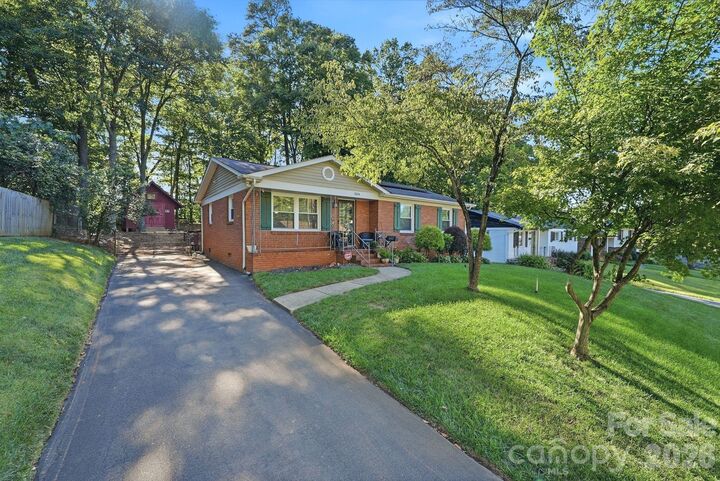 Property Photo:  1524 Lanewood Place  NC 28208 