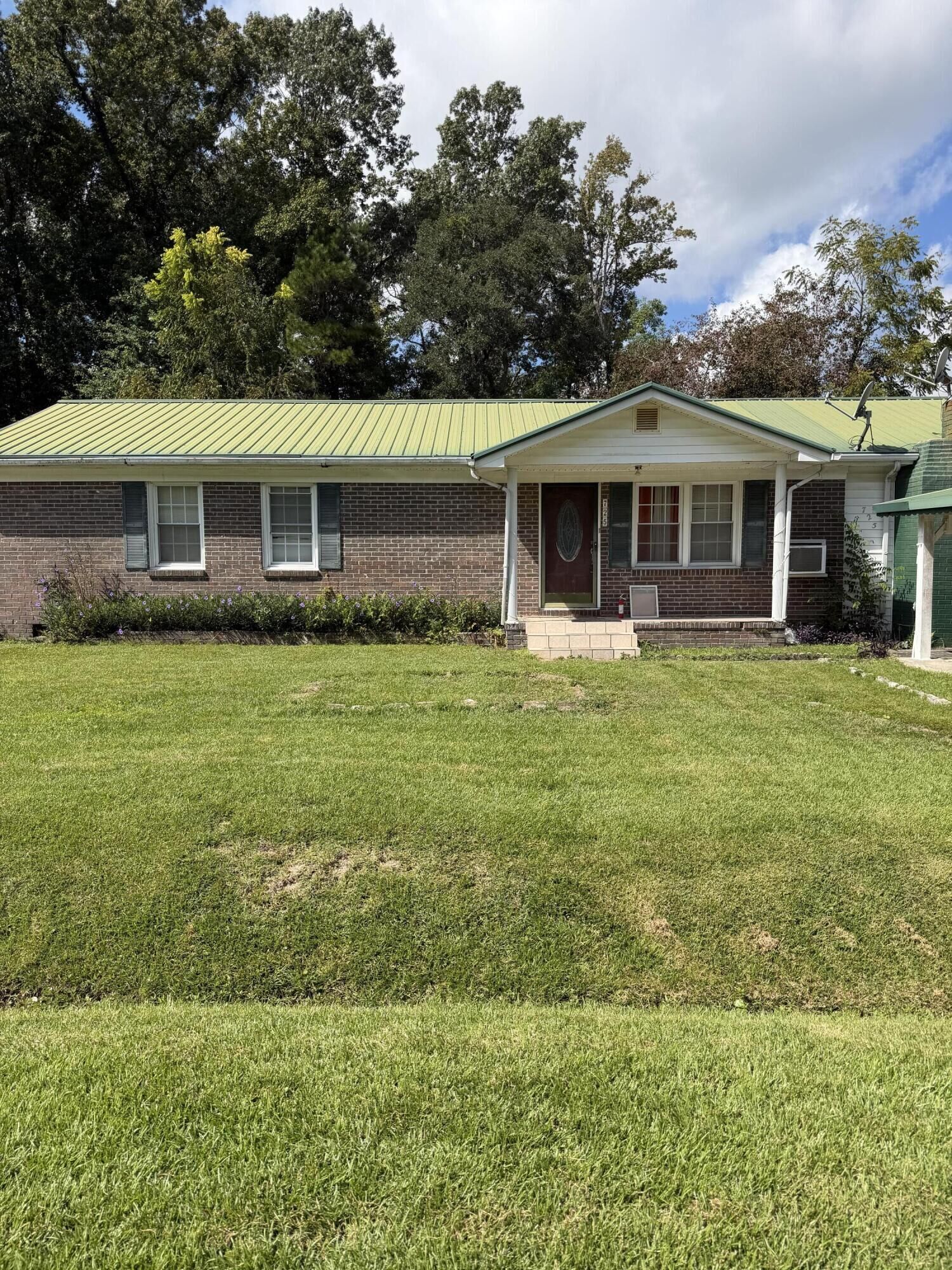 Property Photo: 725 Hoss Road SC 29414