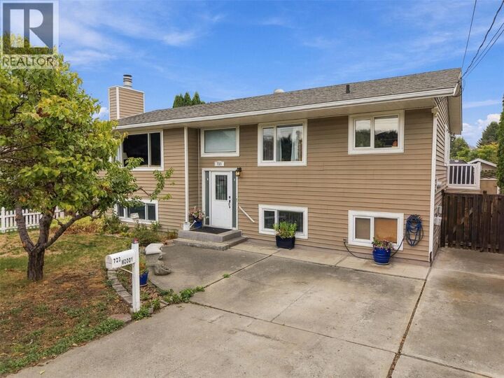 Property Photo:  723 Moody Place  BC V2B 8B1 