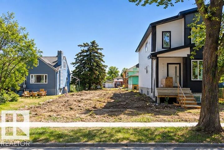 Property Photo:  11929 90 Street NW  AB T5B 3Y8 