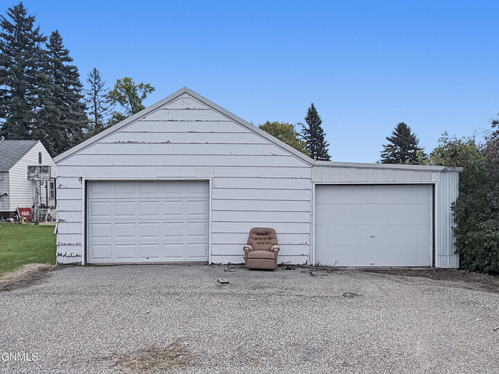 Property Photo:  213 Elm Avenue S  ND 58438 