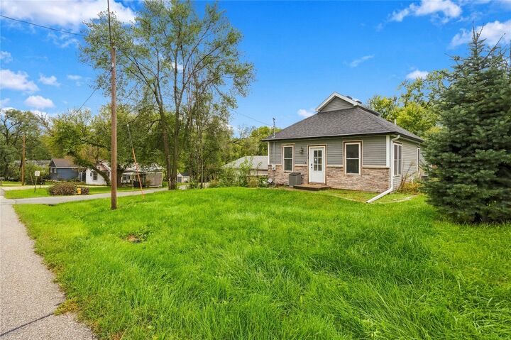 Property Photo: 704 Madison Street IA 50069