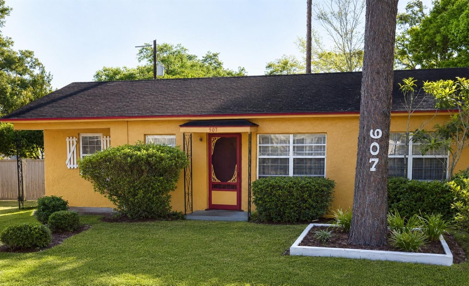 Property Photo:  907 NE 24th Street  FL 32641 
