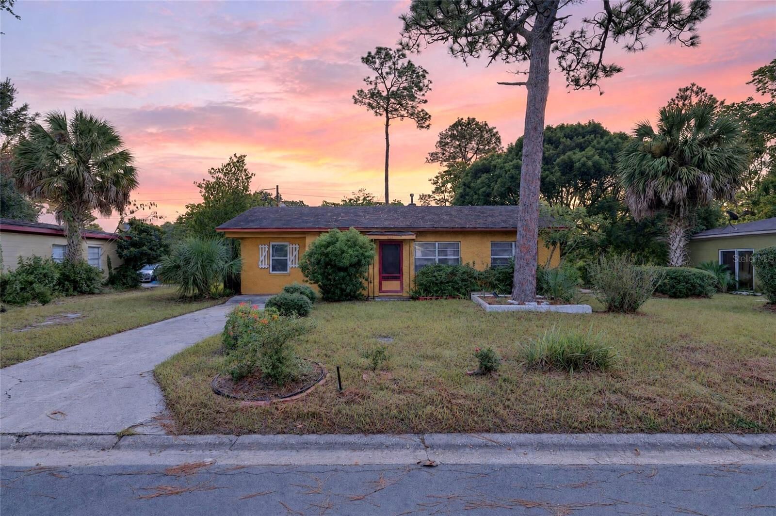 Property Photo: 907 NE 24th Street FL 32641