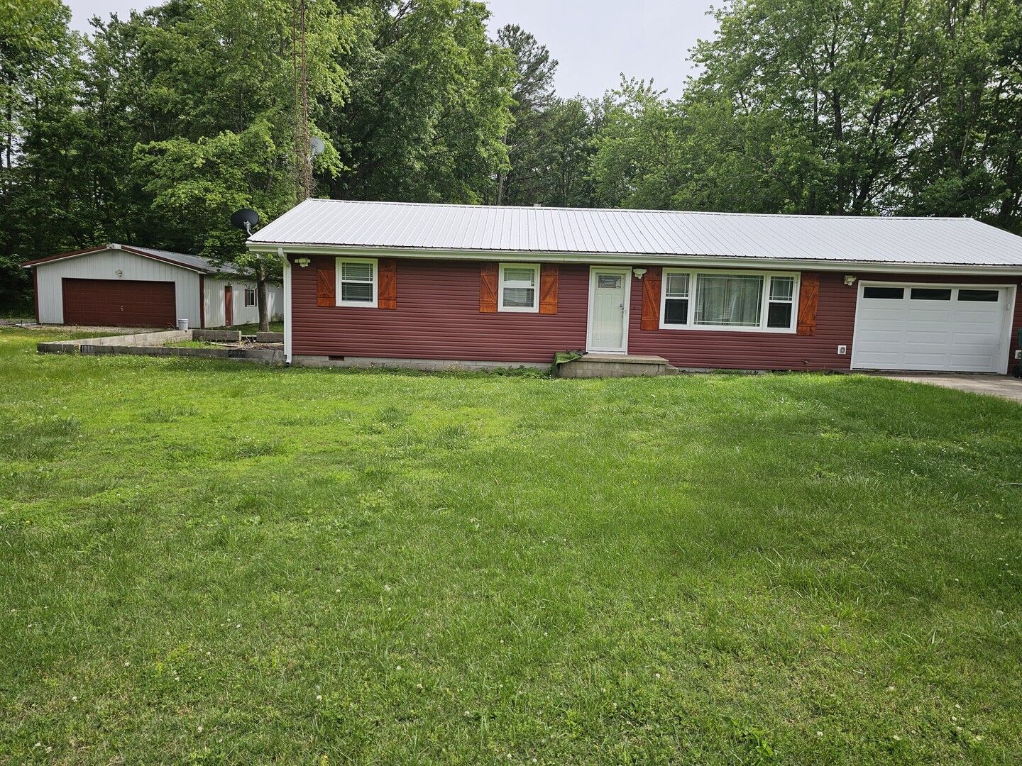 Property Photo:  111 W Hickory Street  IL 62814 