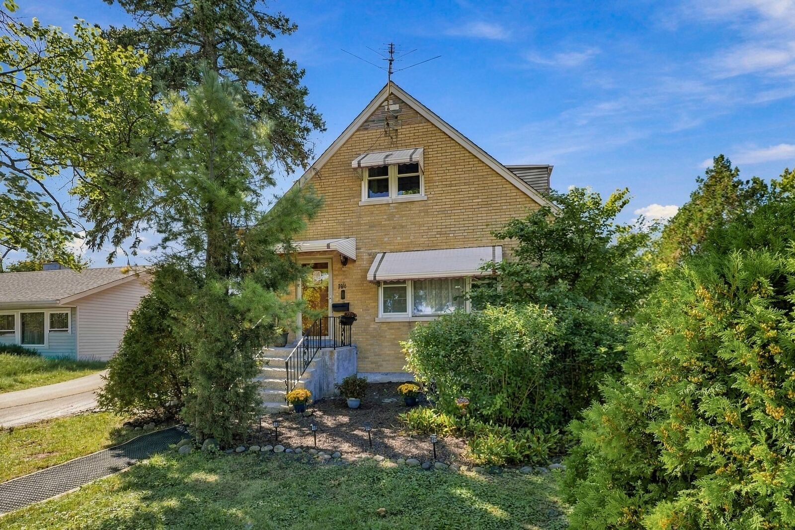 Property Photo: 2916 S 9th Avenue IL 60155