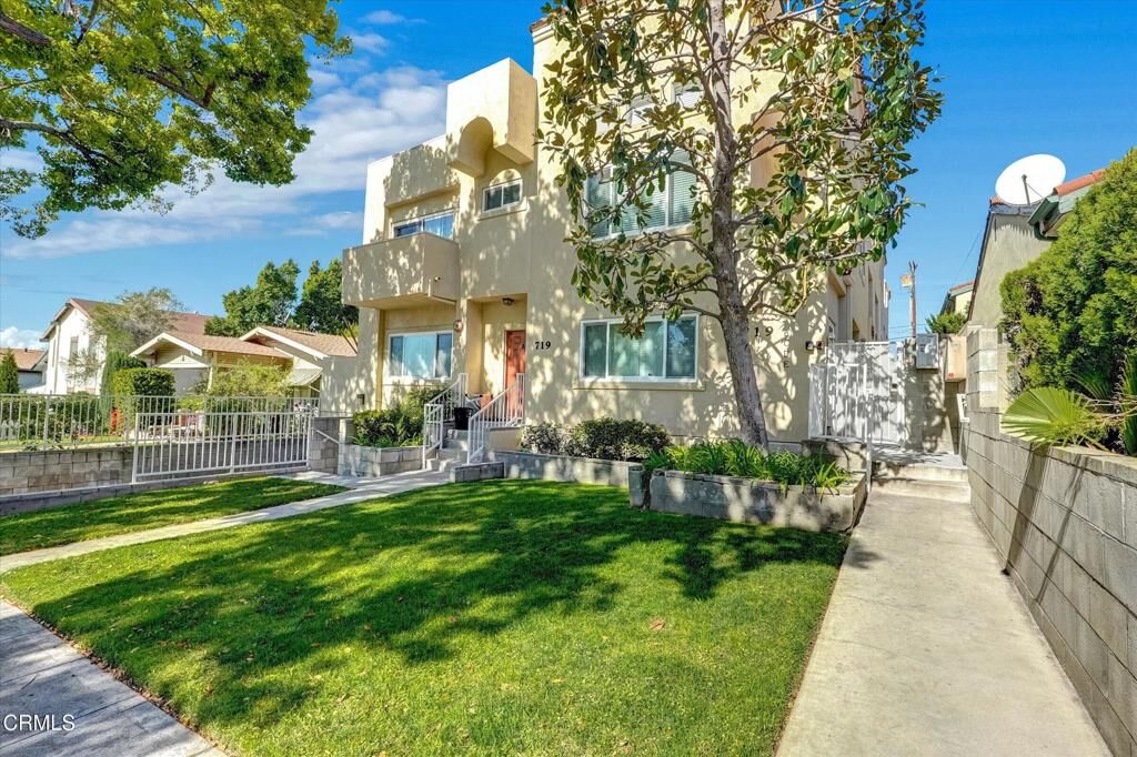 Property Photo: 719 E Tujunga D CA 91501