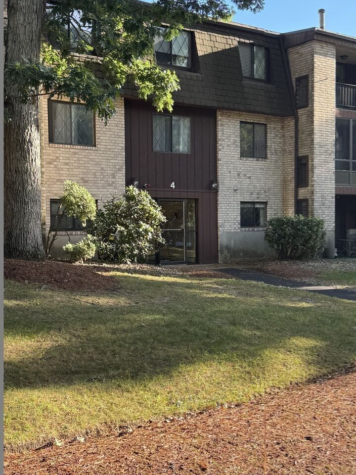 Property Photo:  4 Greenbriar Drive 102  MA 01864 