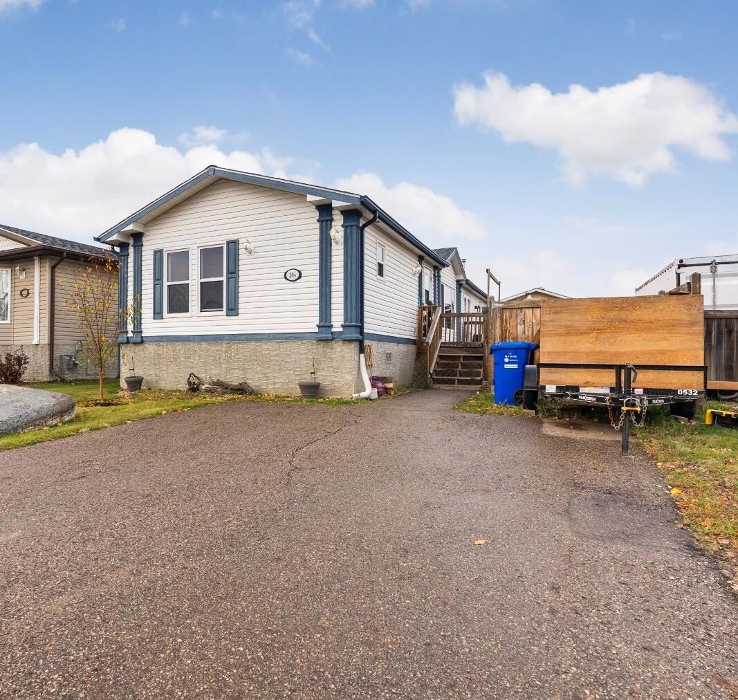 Property Photo:  204 Elm Street  AB T9K 0K1 