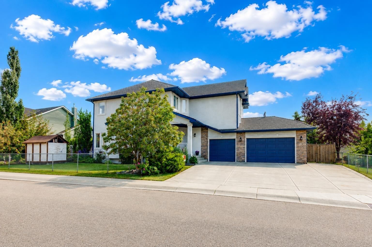Property Photo:  402 Fairways Mews NW  AB T4B 2W9 
