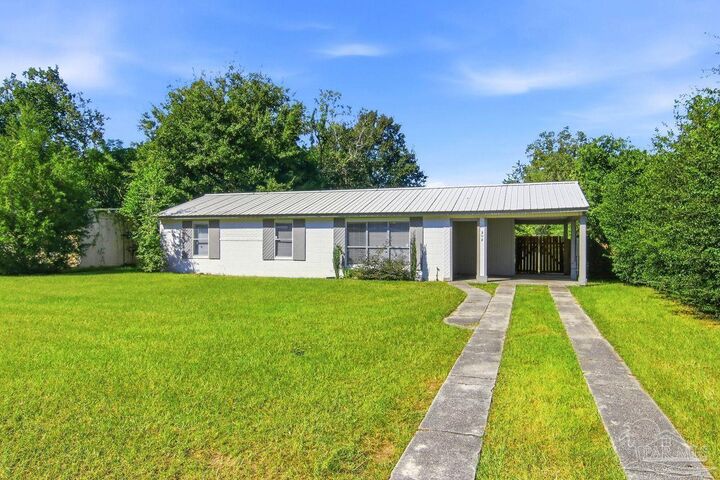 Property Photo: 208 Topaz Ave FL 32505