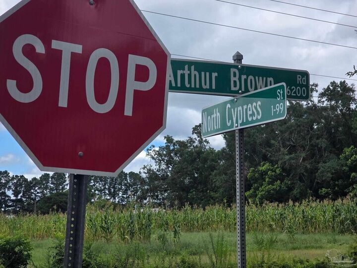 Property Photo: 6200 Arthur Brown Rd FL 32568