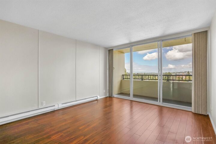 Property Photo: 4540 8th Avenue NE 1403 WA 98105