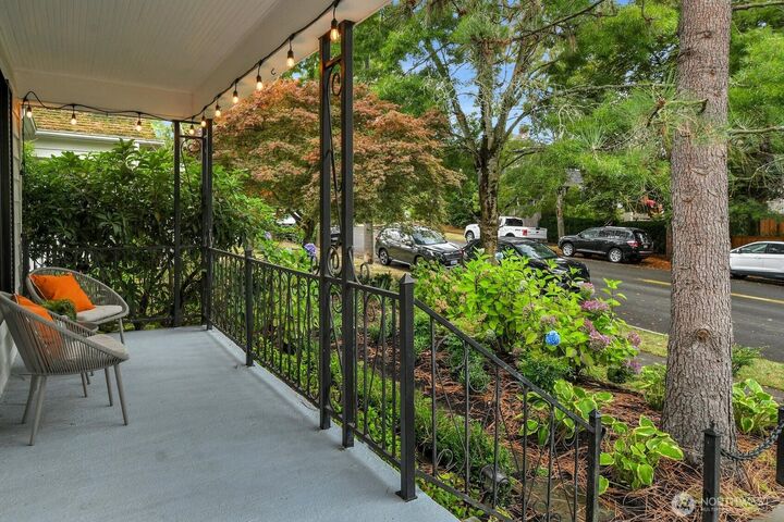 Property Photo:  1812  6th Avenue W  WA 98119 
