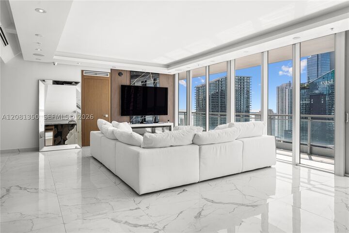 Property Photo: 92 SW 3rd St 4003-04 FL 33130