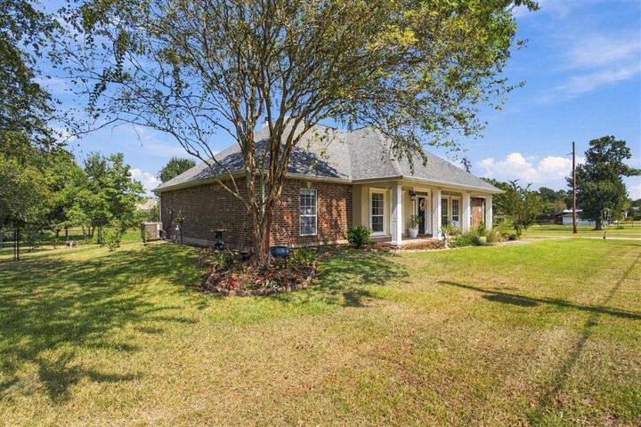 Property Photo: 2716 Magnolia Lane LA 70605