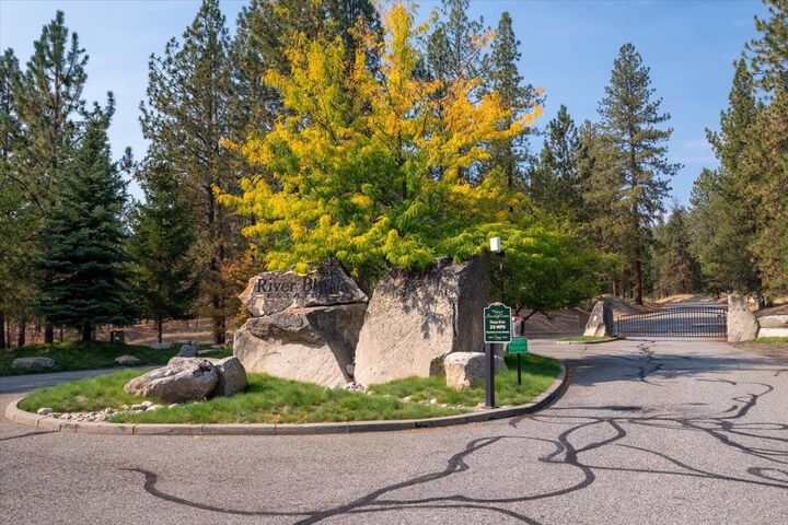 Property Photo: 13606 N Riverbluff Ln WA 99208