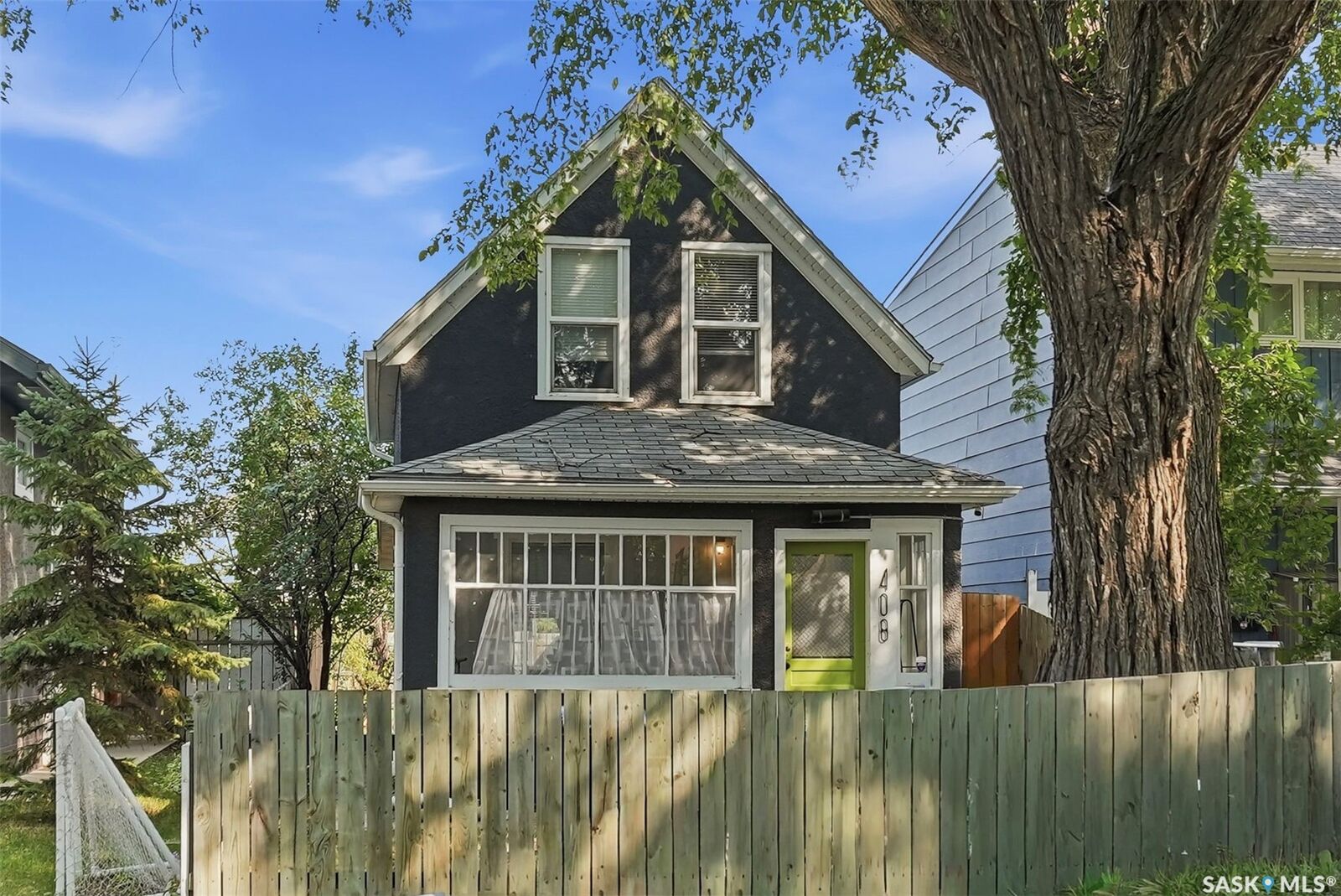 Property Photo:  408 E Avenue S  SK S7M 1S3 