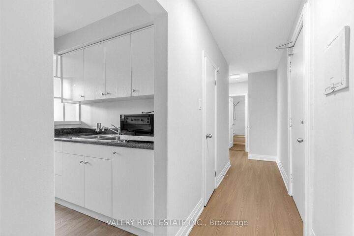 Property Photo:  12 Westgate Boulevard 5  ON M3H 1N6 