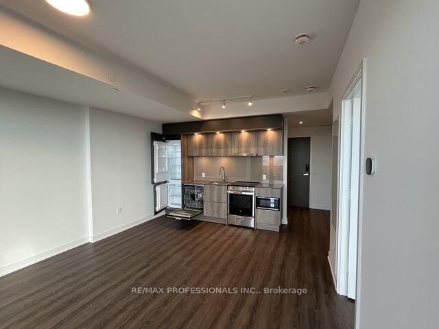 Property Photo:  448 Burnhamthorpe Road W 7004  ON L5B 0R4 