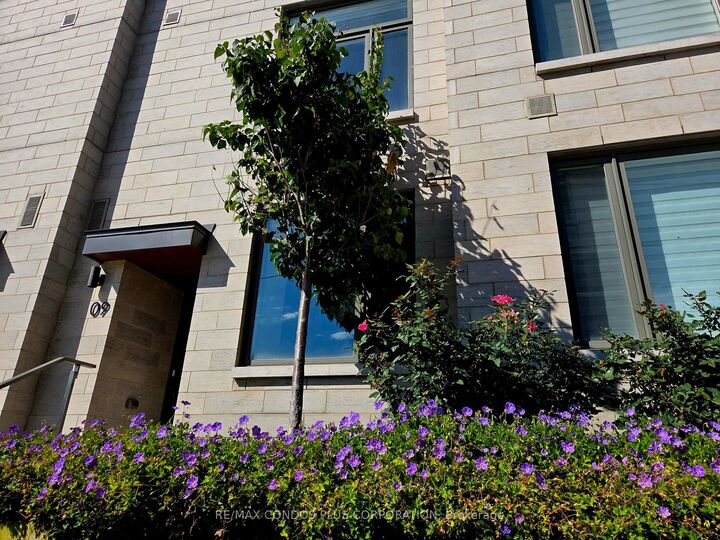Property Photo: 270 Davenport Road 9 ON M5R 0C1