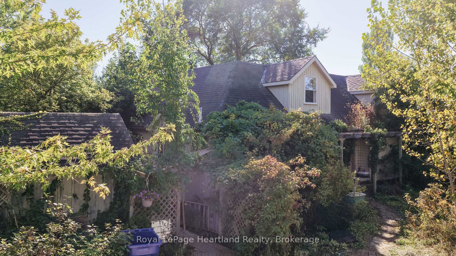 Property Photo:  68 Victoria Street  ON N7A 3X9 