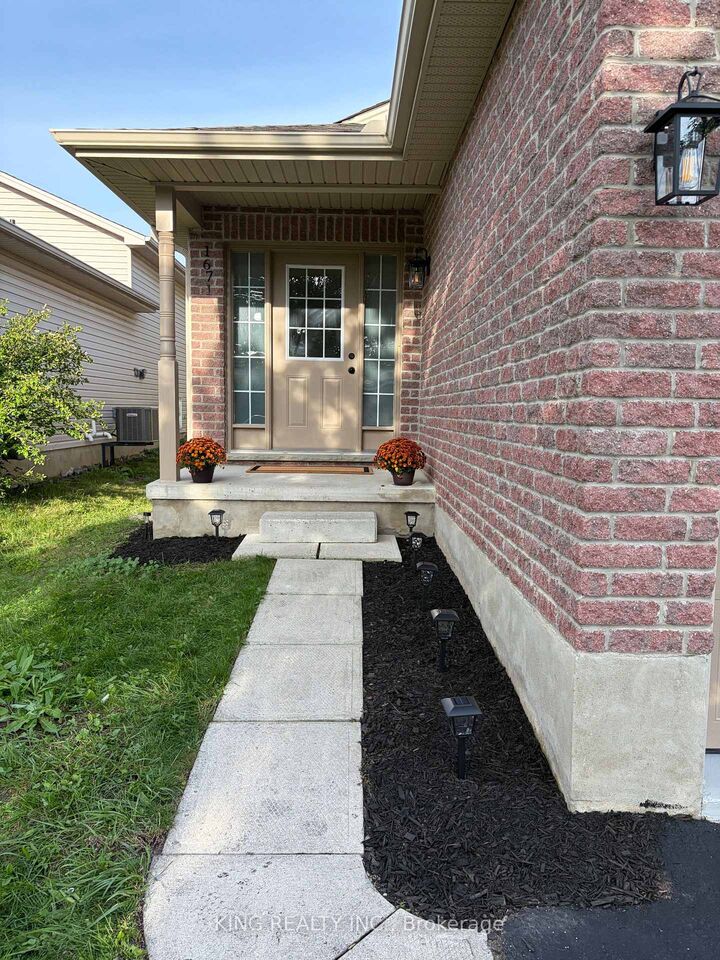 Property Photo:  1671 Benjamin Drive  ON N5V 5K1 