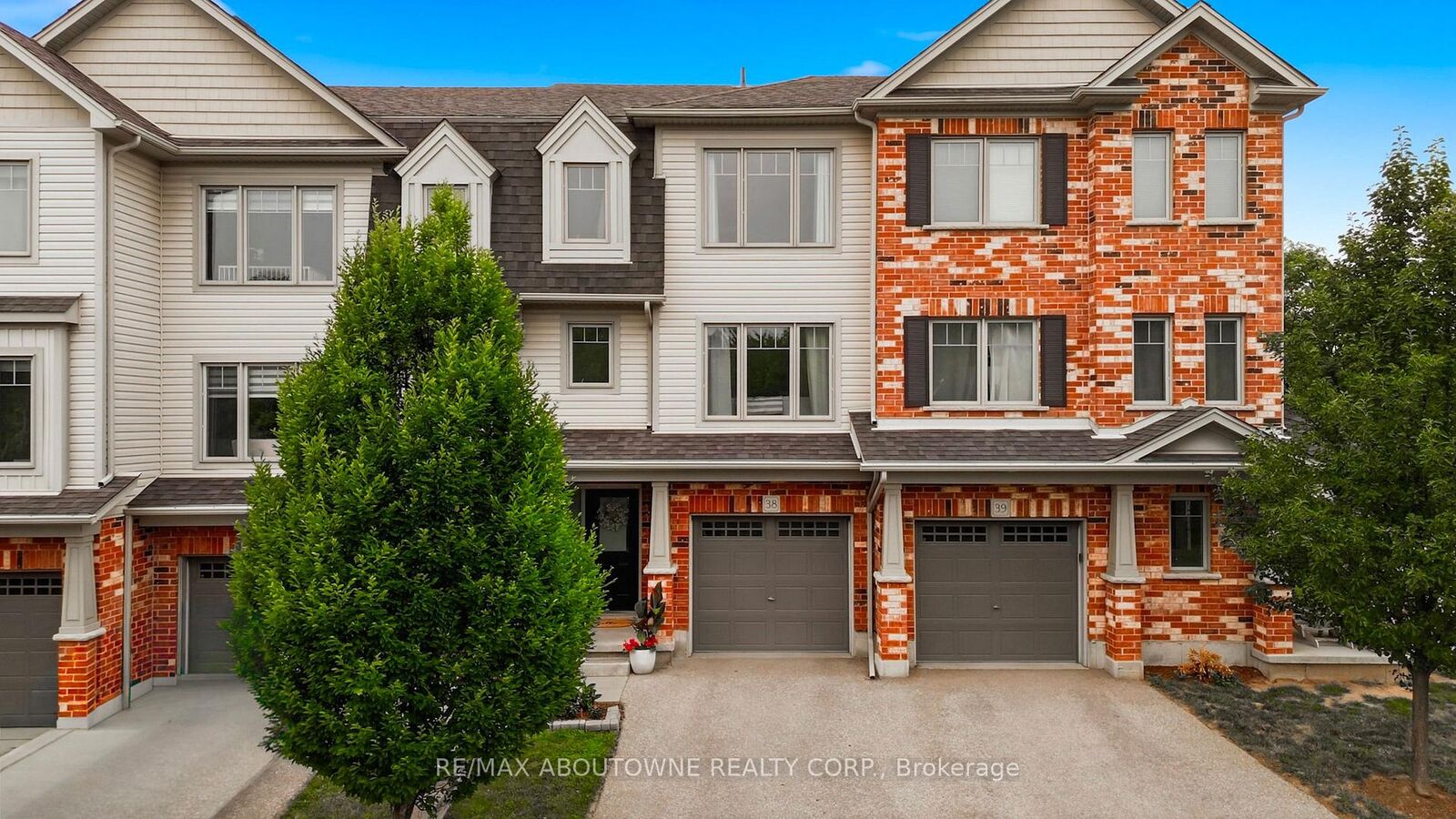 Property Photo:  750 Lawrence Street 38  ON N3H 0A9 