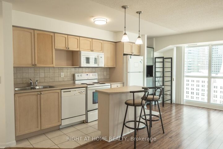 Property Photo:  18 Yonge Street 1405  ON M5E 1Z8 