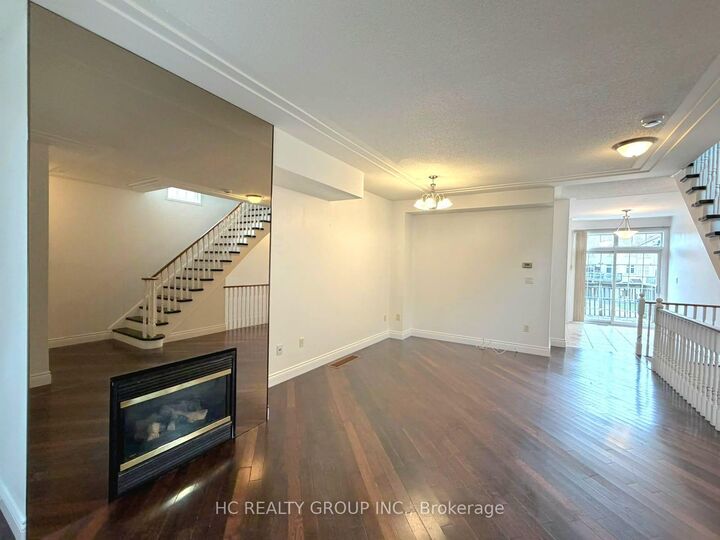 Property Photo:  10 Post Oak Drive 19  ON L4E 4H8 