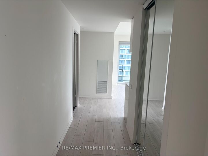 Property Photo:  5 Buttermill Avenue 3502  ON L4K 0J5 