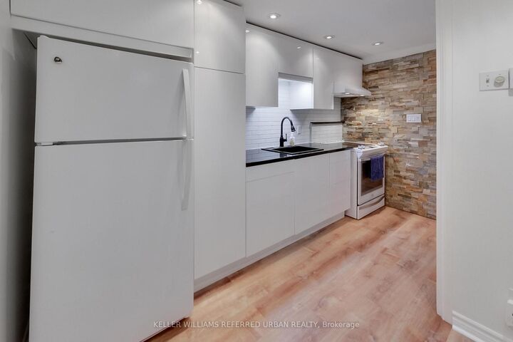 Photo de la propriété: 1666 Queen Street E 22 ON M4L 1G3