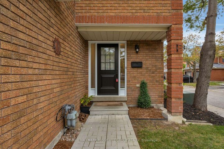 Property Photo:  165 Kozlov Street 28  ON L4N 7M7 