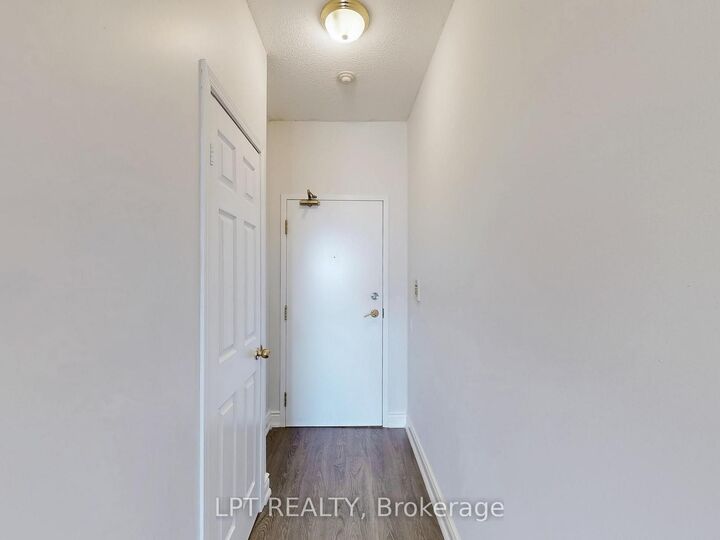 Property Photo:  8 Hillcrest Avenue 503  ON M2N 3N5 