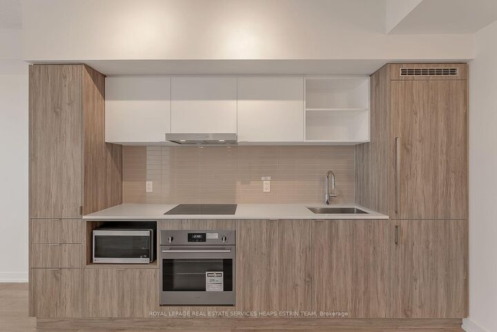 Property Photo: 138 Downes Street 1806 ON M5E 0E4