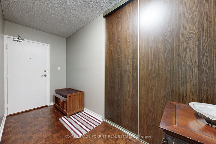 Property Photo:  1535 Lakeshore Road E 201  ON L5E 3E2 