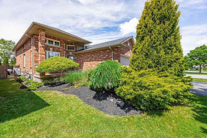 Property Photo: 899 Bitterbush Crescent ON N6H 5X6