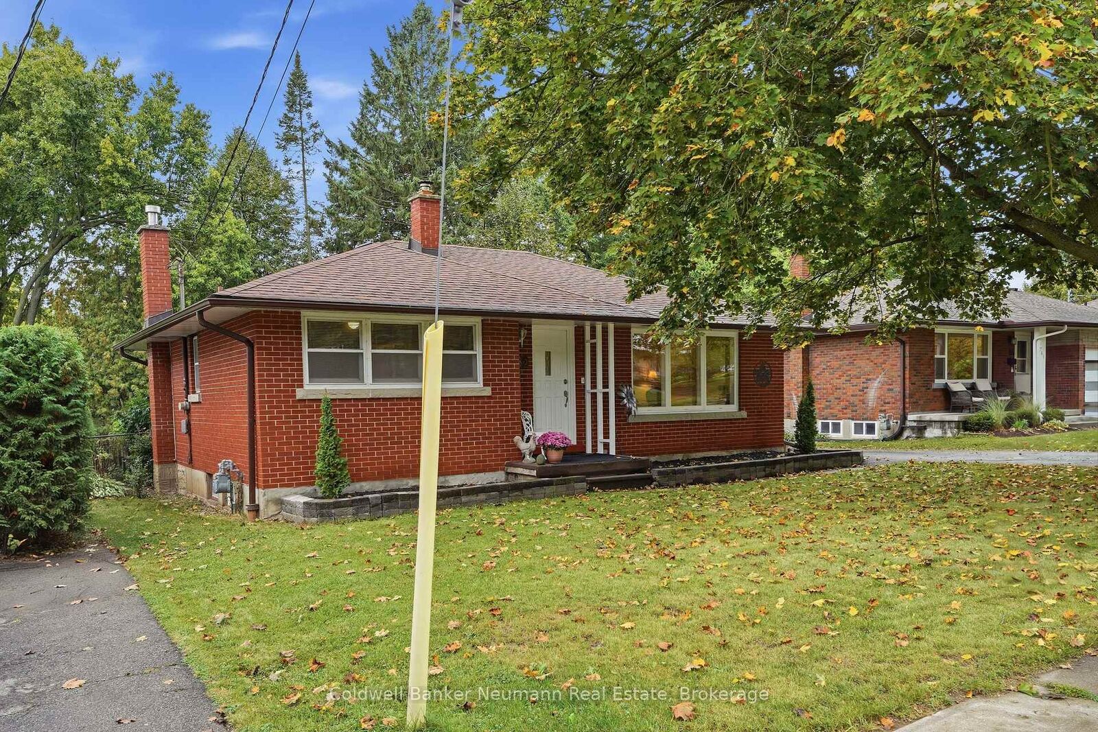 Property Photo:  82 Knightswood Boulevard  ON N1E 3W7 