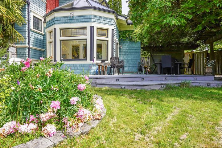 Property Photo:  1377 Rockland Ave  BC V8S 1V7 