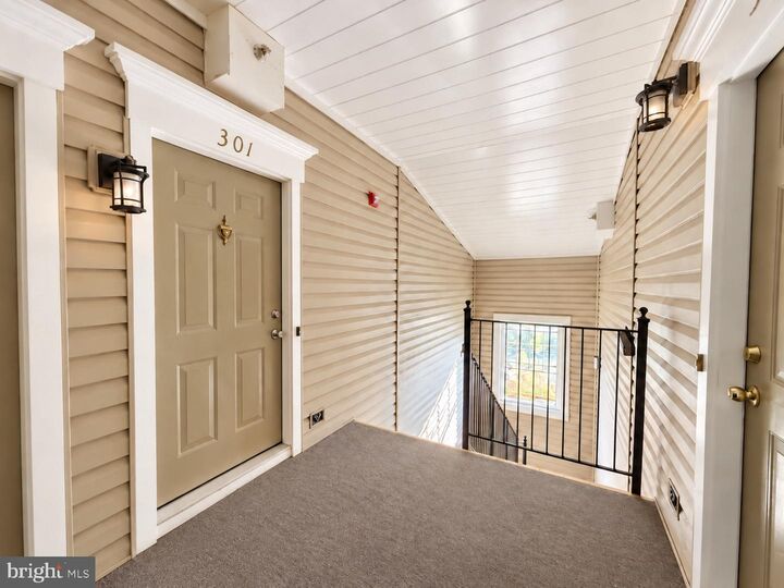 Property Photo:  46924 Courtyard Square 301  VA 20164 