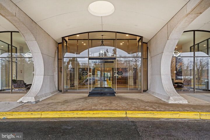 Property Photo: 301 N Beauregard Street 604 VA 22312