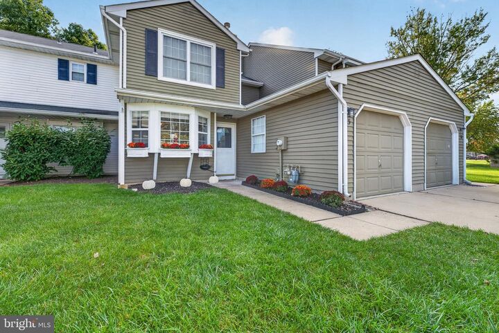 Property Photo:  15 Norfolk Court  NJ 08505 