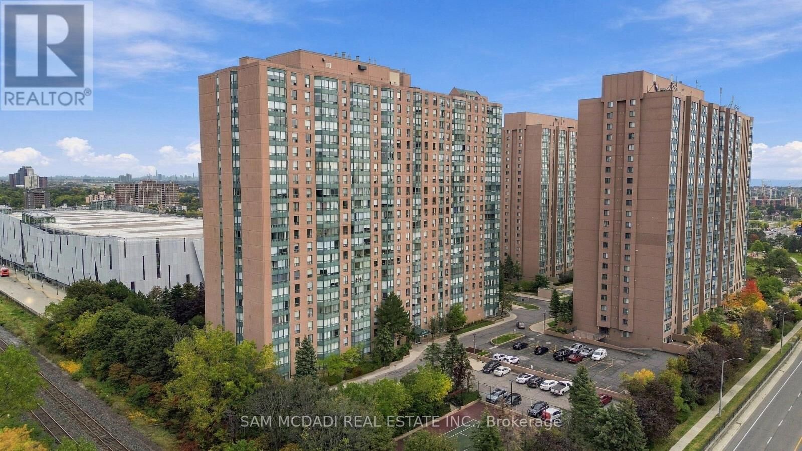 Property Photo: 135 Hillcrest Avenue 510 ON L5B 4B1