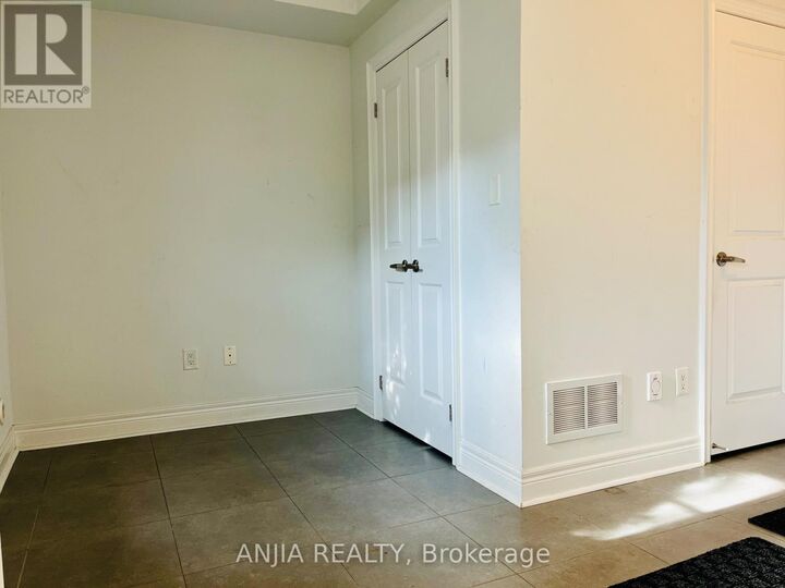 Property Photo:  1812 Burnhamthorpe Road East 29  ON L4X 2S5 
