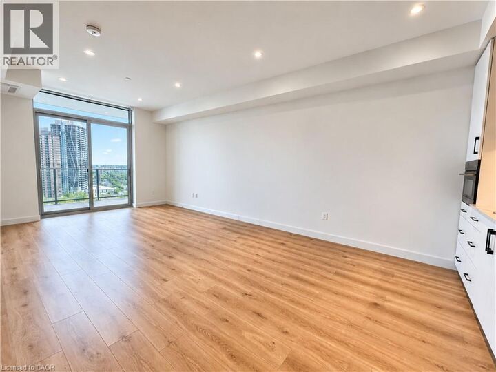 Property Photo:  741 King Street West 1508  ON N2G 0E9 